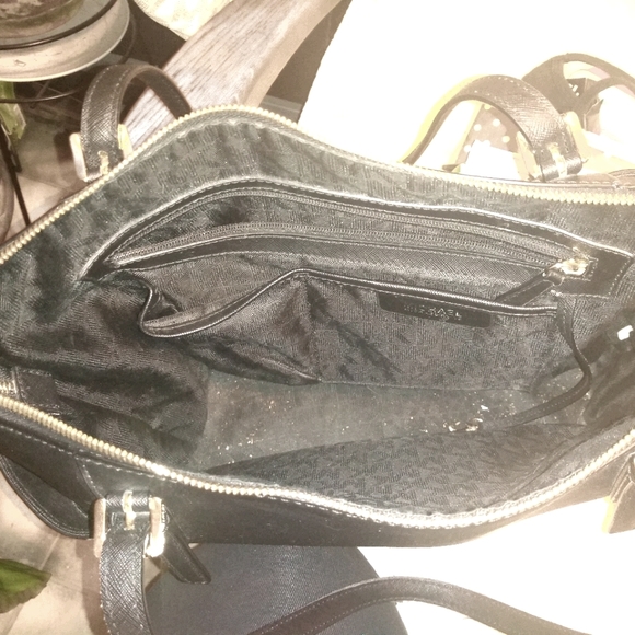 Sale!!🎁🔥😍Michael Kors Charlotte style purse - Picture 8 of 8